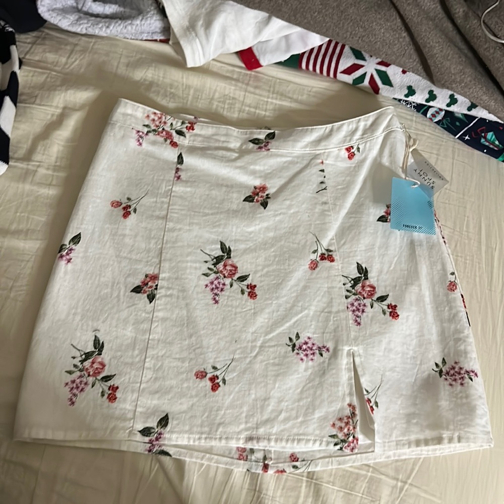 NWT Dainty mini floral skirt with slit